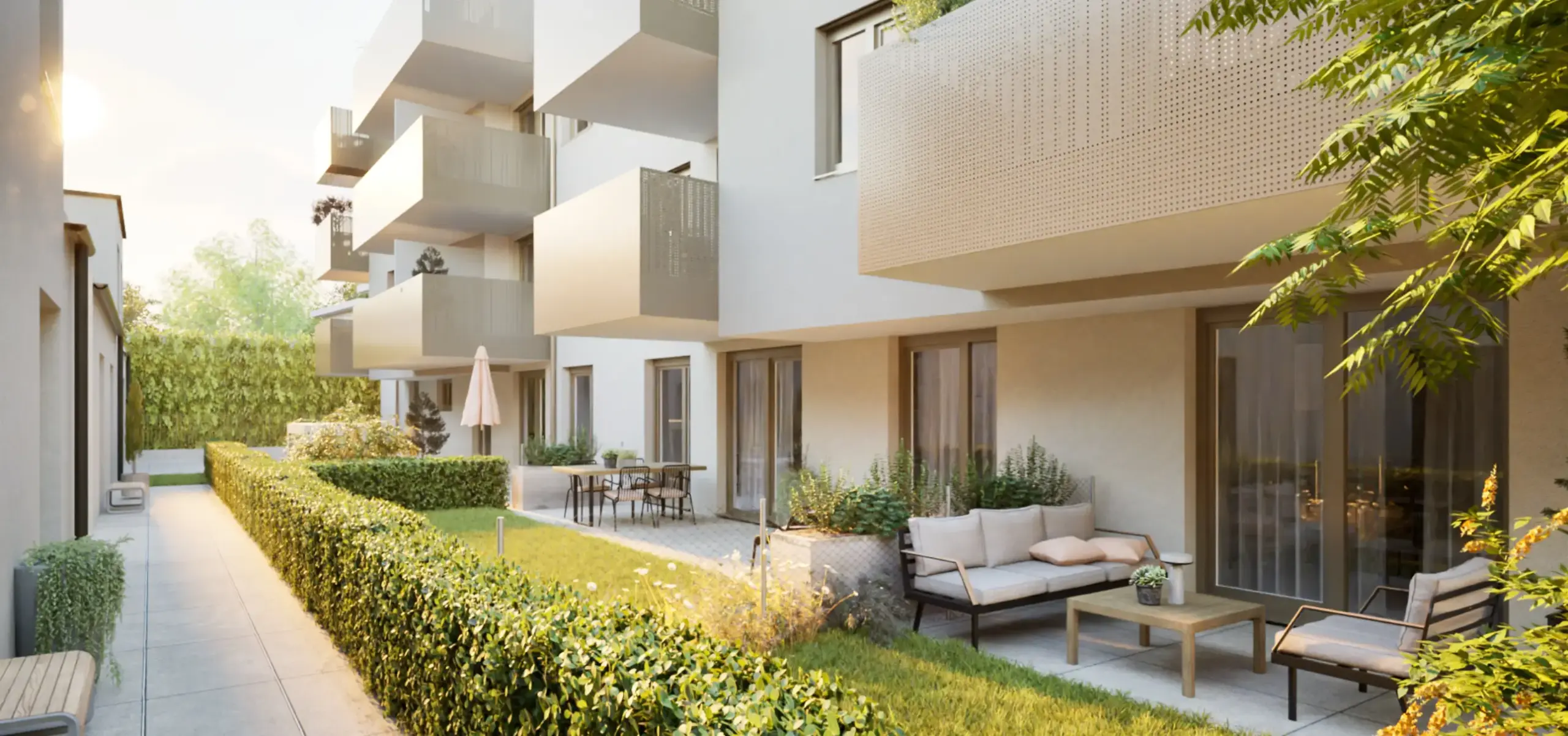 Moderne Wohnanlage mit Balkonen, Terrassen und begrüntem Außenbereich.