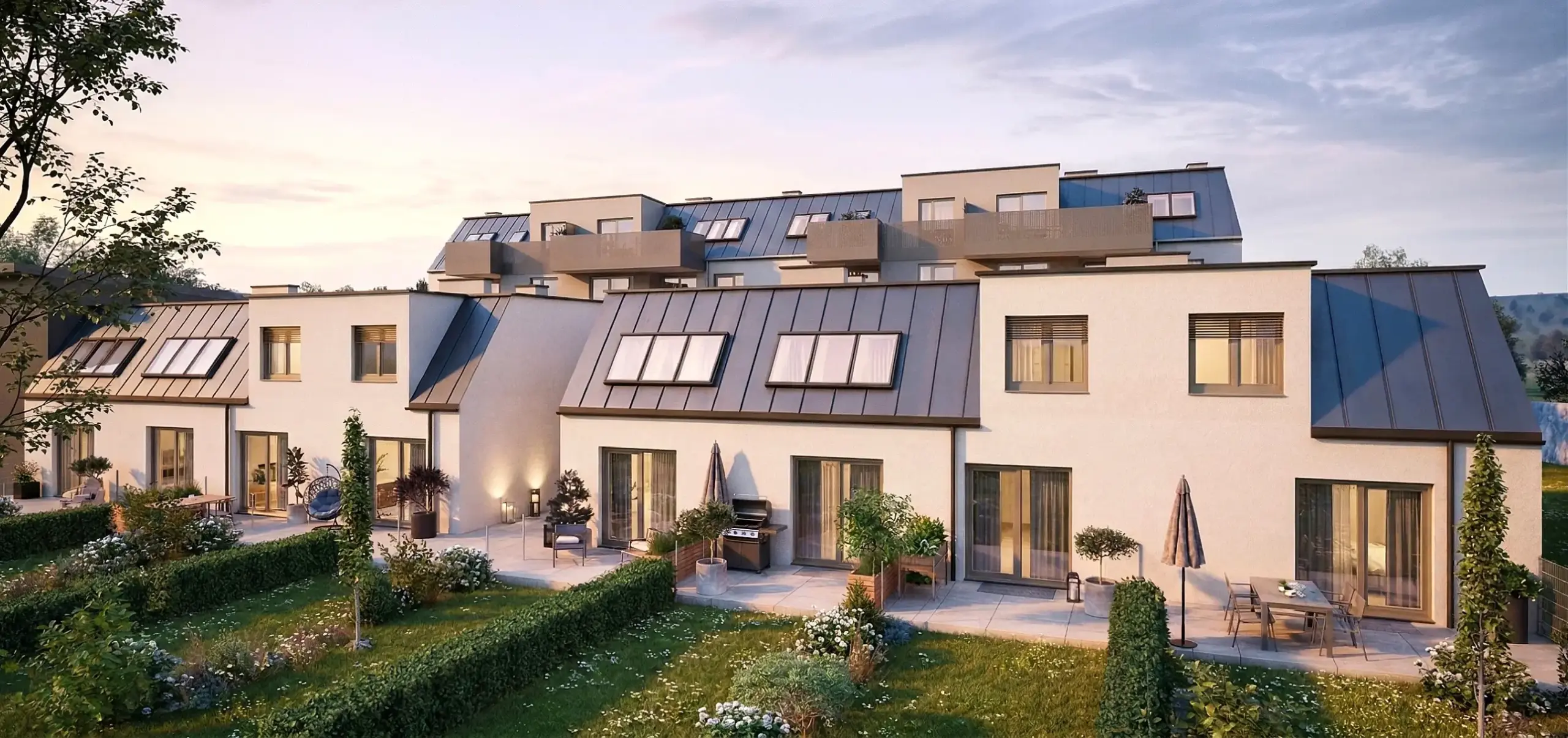 Moderne Wohnanlage mit Balkonen, Terrassen und begrüntem Außenbereich.